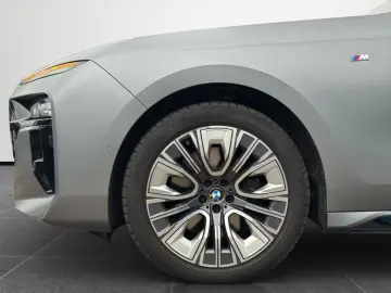 BMW 740d xDrive  M-Sportpaket Individual Lackierung