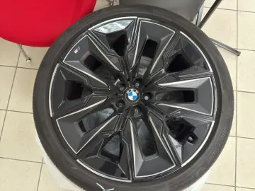BMW 740d xDrive  M-Sportpaket Individual Lackierung