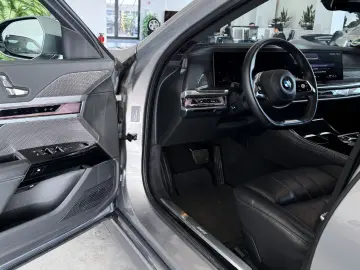 BMW 740d xDrive (G70)  IconicGlow ExecutiveLounge