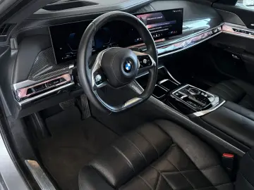 BMW 740d xDrive (G70)  IconicGlow ExecutiveLounge