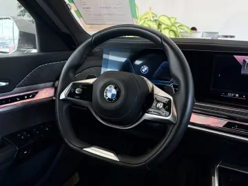 BMW 740d xDrive (G70)  IconicGlow ExecutiveLounge