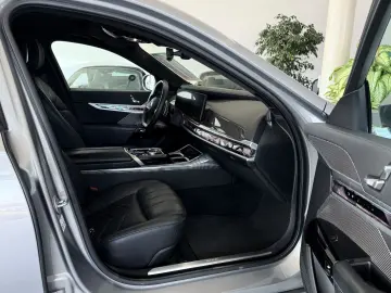 BMW 740d xDrive (G70)  IconicGlow ExecutiveLounge