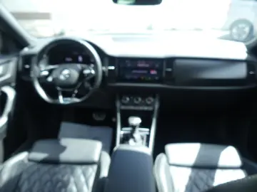 SKODA Kodiaq 2.0 TDi Sportline 4x4 7-SITZE PANO LED AC