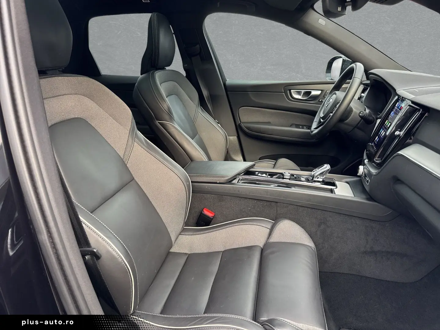 VOLVO XC60 B5 AWD Plus Dark AHK 21