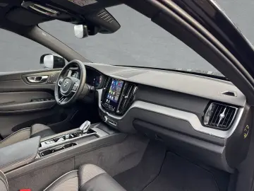 VOLVO XC60 B5 AWD Plus Dark AHK 21