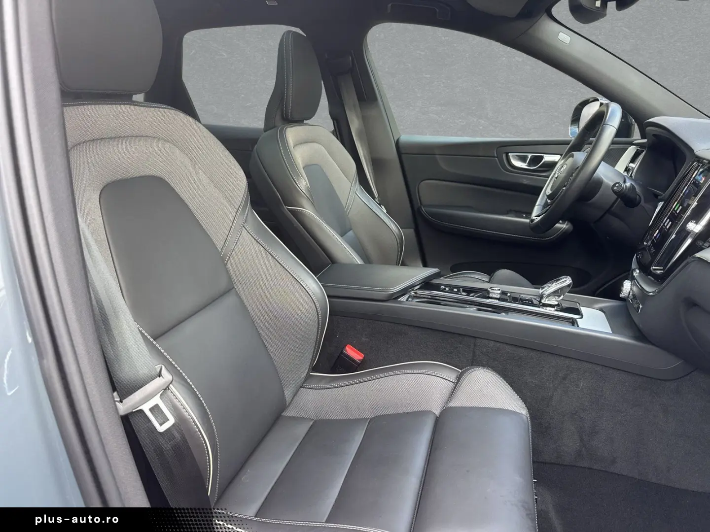 VOLVO XC60 B4 Plus Dark   AHK   20