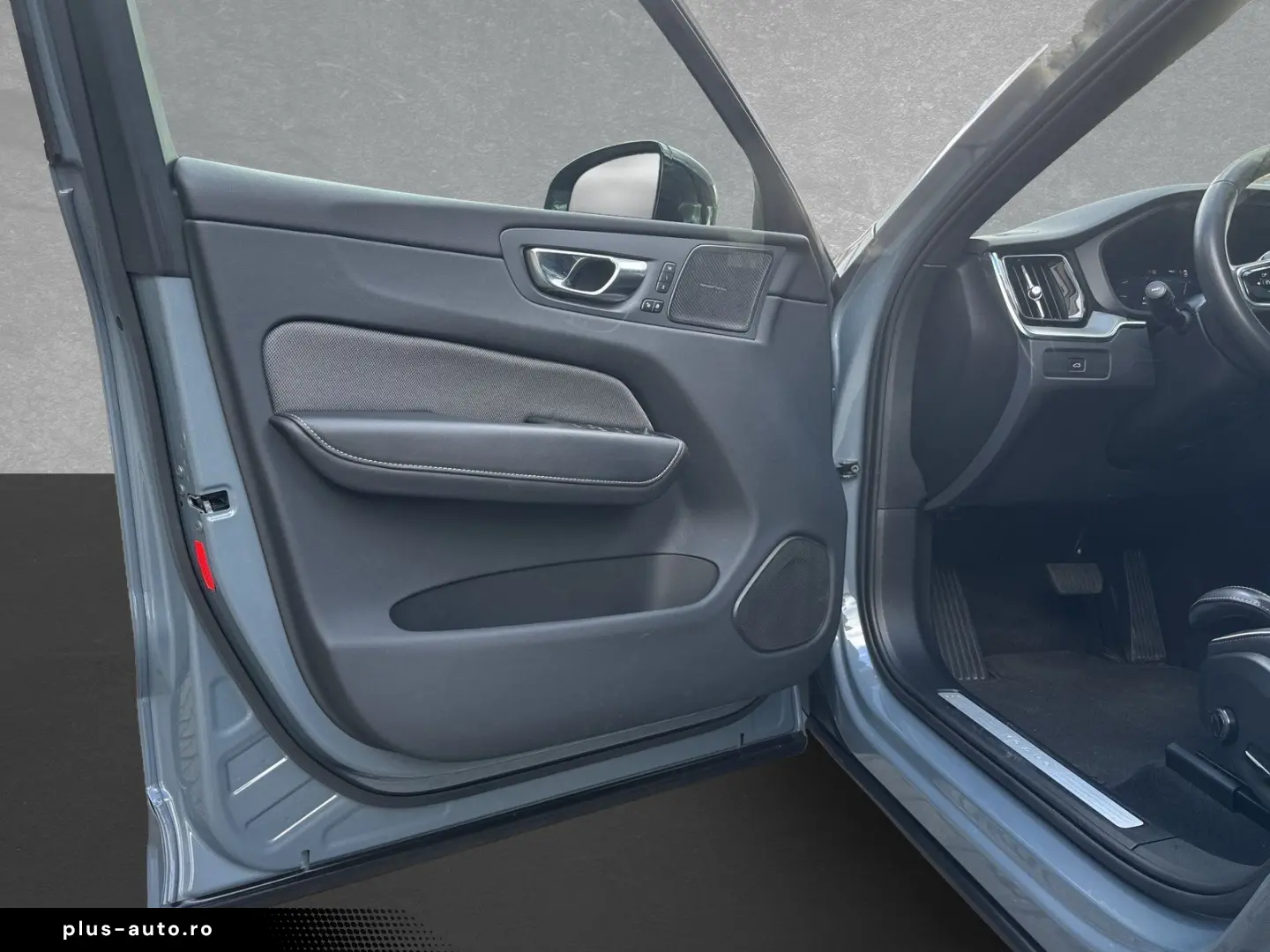 VOLVO XC60 B4 Plus Dark   AHK   20
