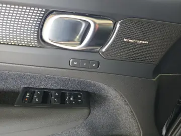 VOLVO XC40 B4 Ultimate Dark AWD ACC BLIS AHK 360  LED