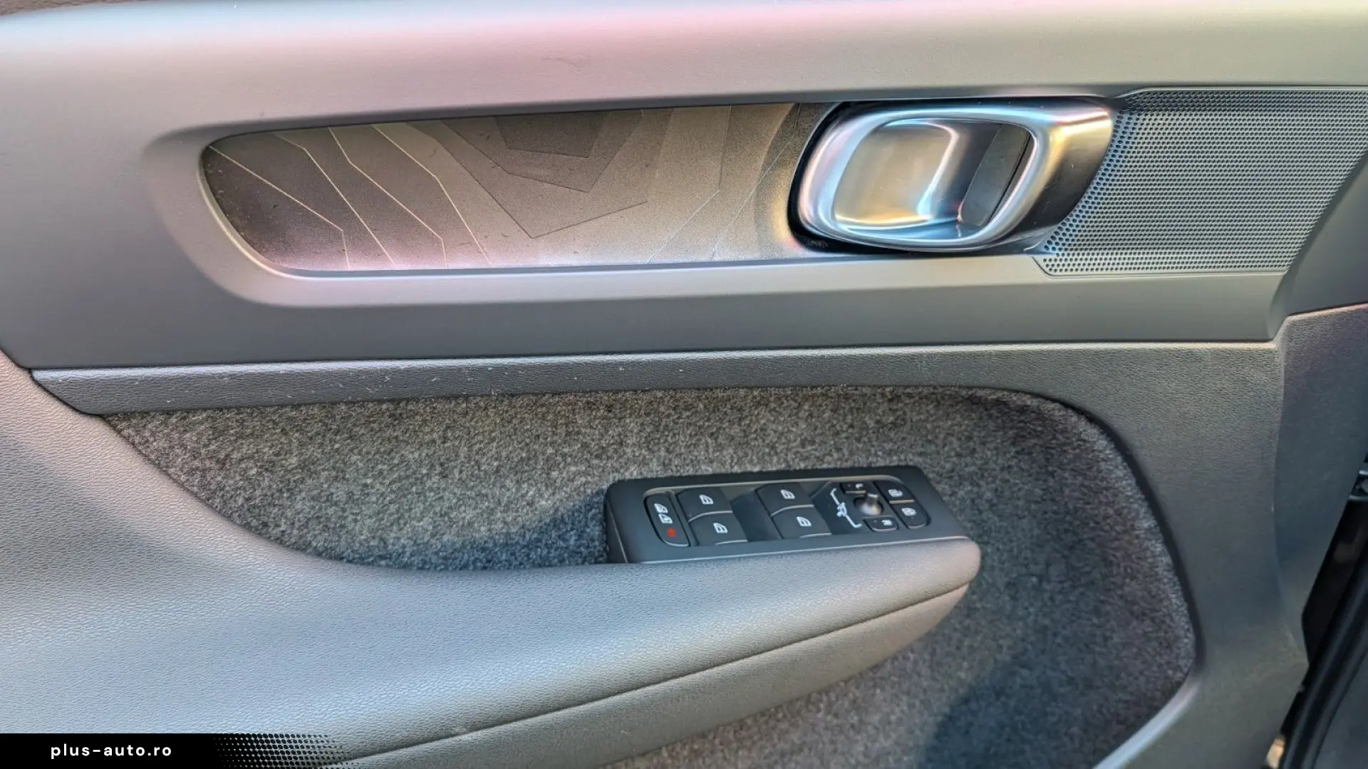 VOLVO C40