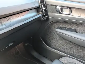 VOLVO C40