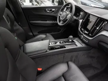 VOLVO XC60 B4 AWD Plus Dark AWD AHK LED