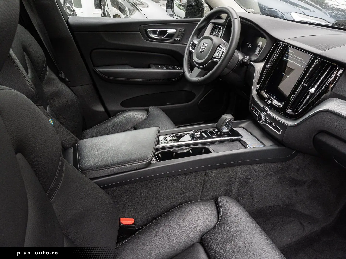 VOLVO XC60 B4 AWD Plus Dark AWD AHK LED