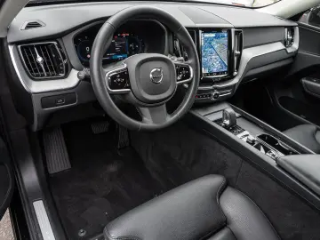 VOLVO XC60 B4 AWD Plus Dark AWD AHK LED