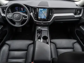 VOLVO XC60 B4 AWD Plus Dark AWD AHK LED