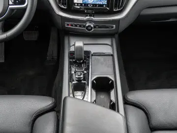 VOLVO XC60 B4 AWD Plus Dark AWD AHK LED