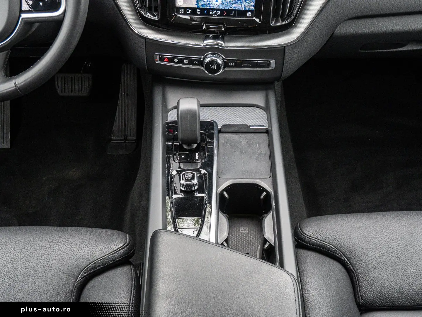 VOLVO XC60 B4 AWD Plus Dark AWD AHK LED