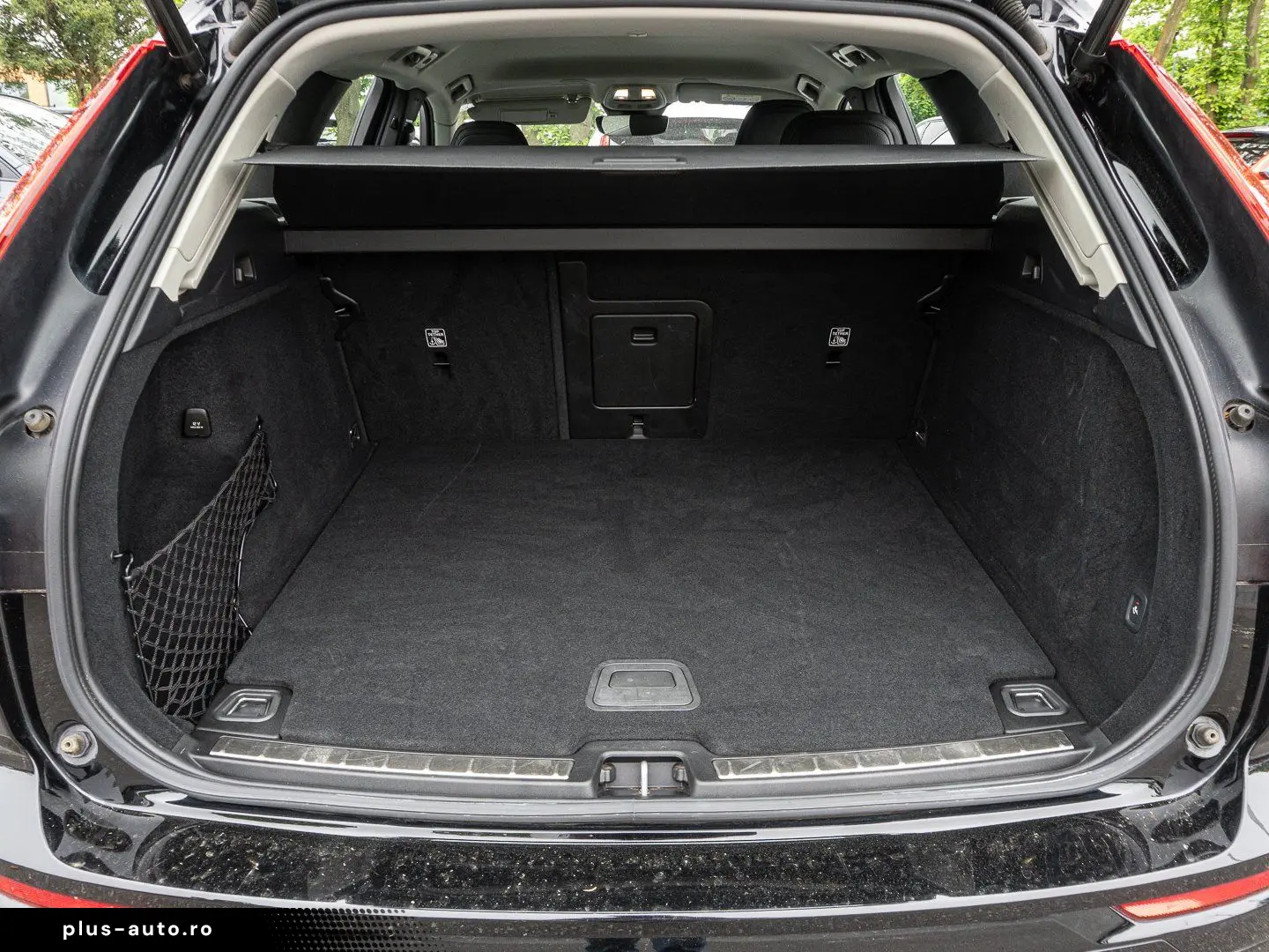VOLVO XC60 B4 AWD Plus Dark AWD AHK LED