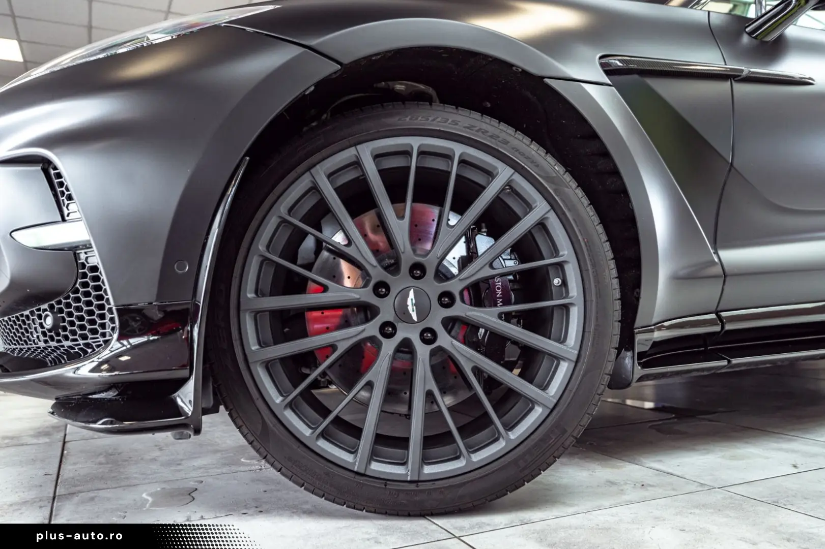 ASTON MARTIN DBX 707 Satinblack Carbon Ext&Int