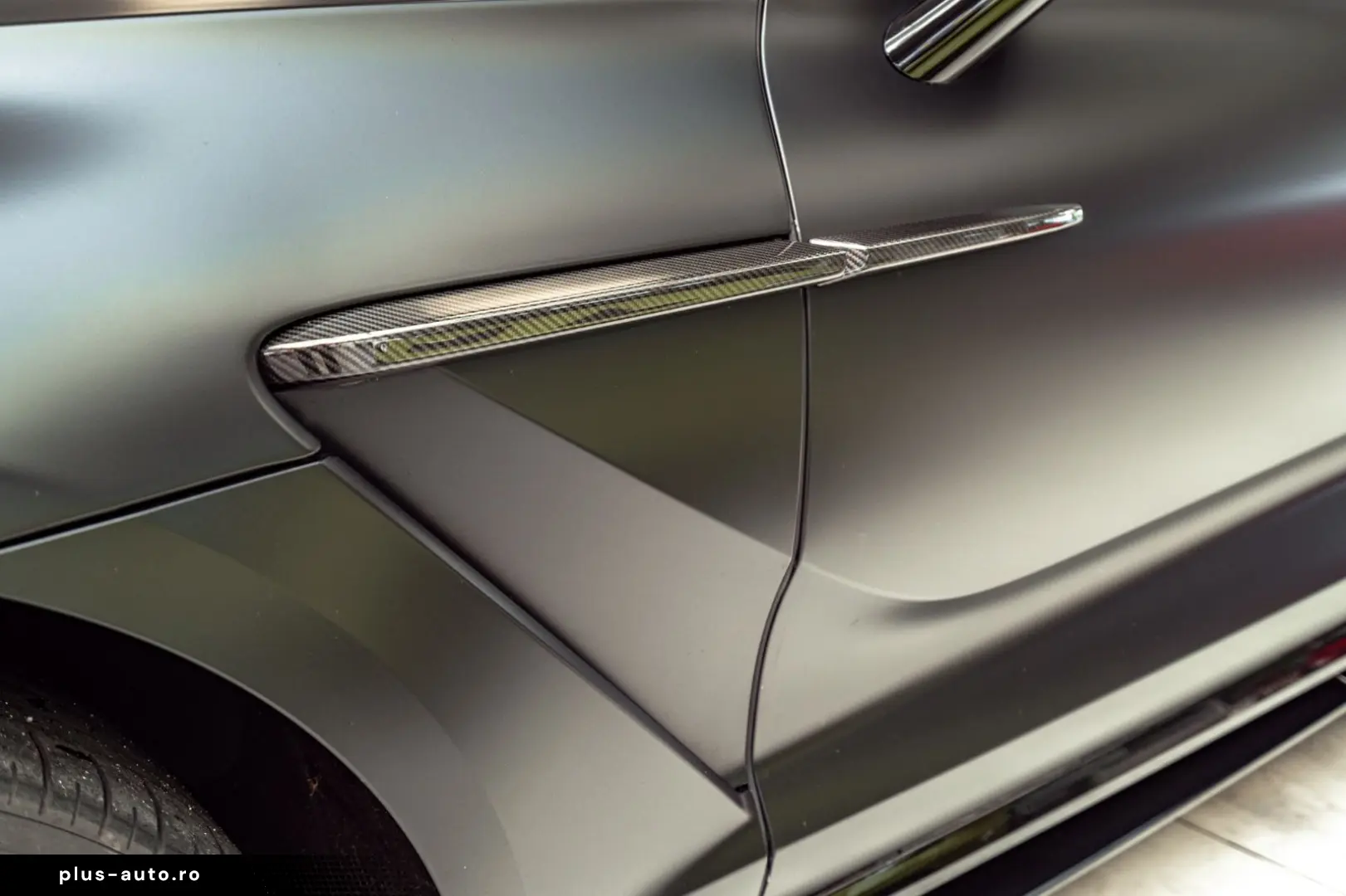ASTON MARTIN DBX 707 Satinblack Carbon Ext&Int