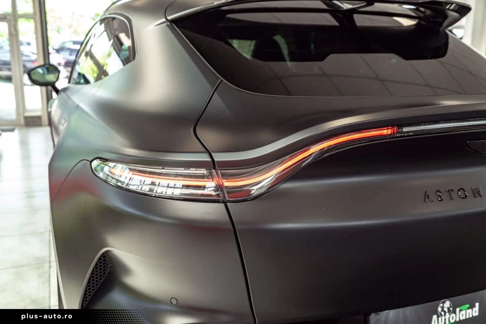 ASTON MARTIN DBX 707 Satinblack Carbon Ext&Int