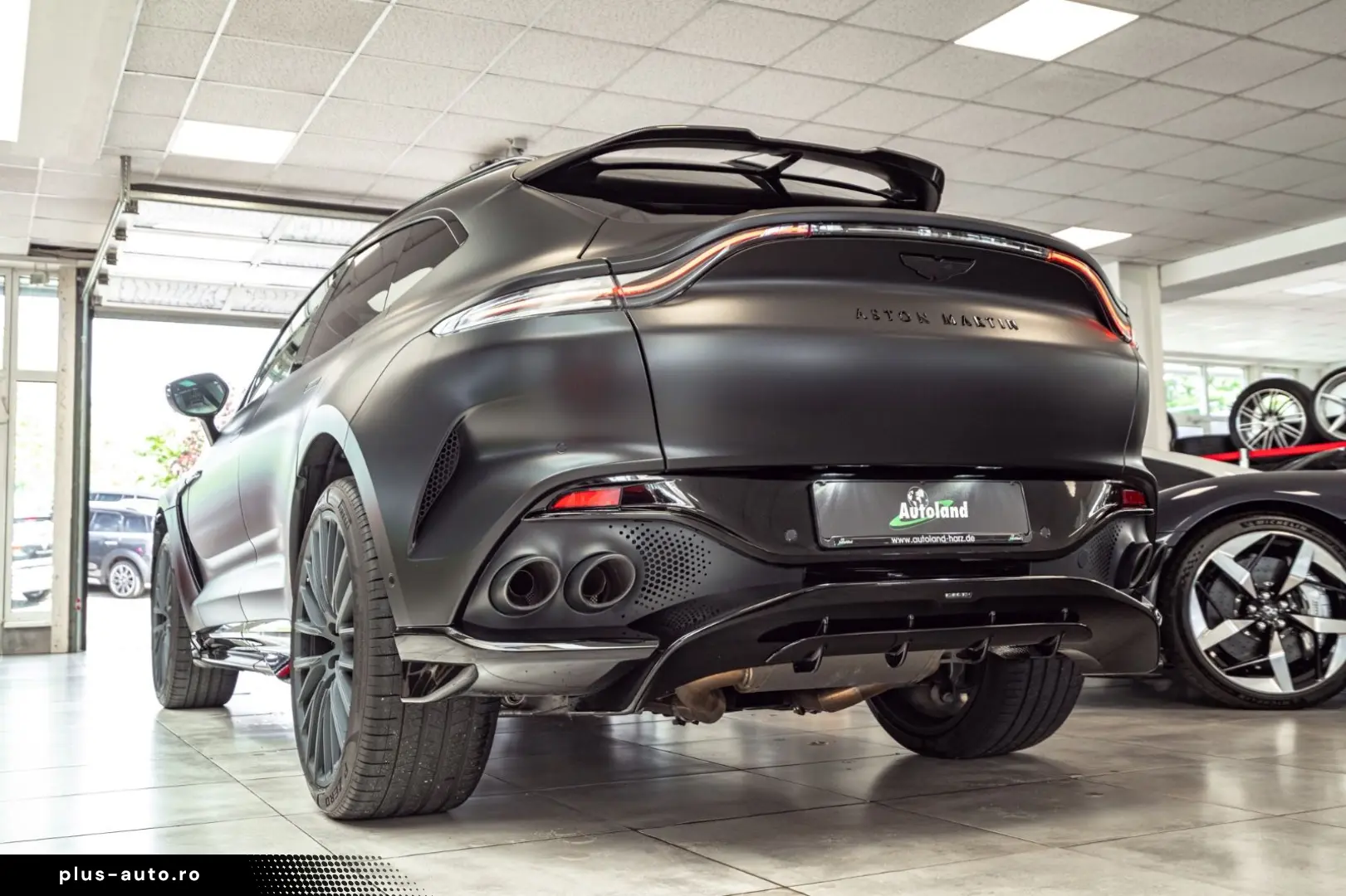 ASTON MARTIN DBX 707 Satinblack Carbon Ext&Int