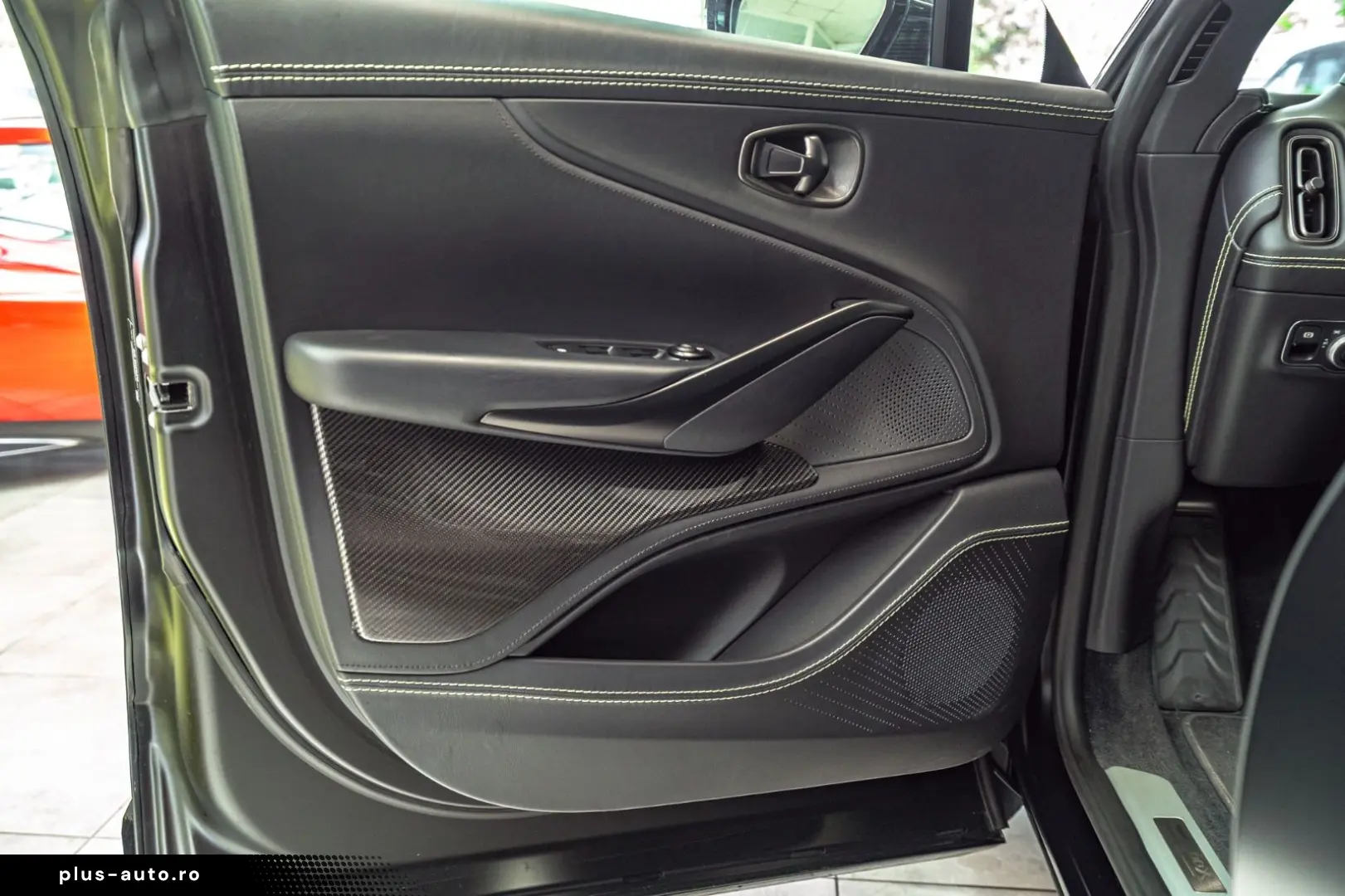 ASTON MARTIN DBX 707 Satinblack Carbon Ext&Int