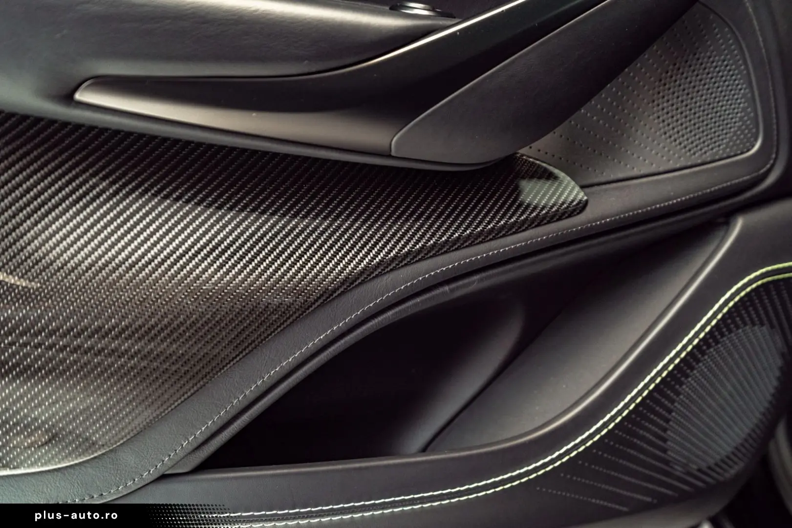 ASTON MARTIN DBX 707 Satinblack Carbon Ext&Int