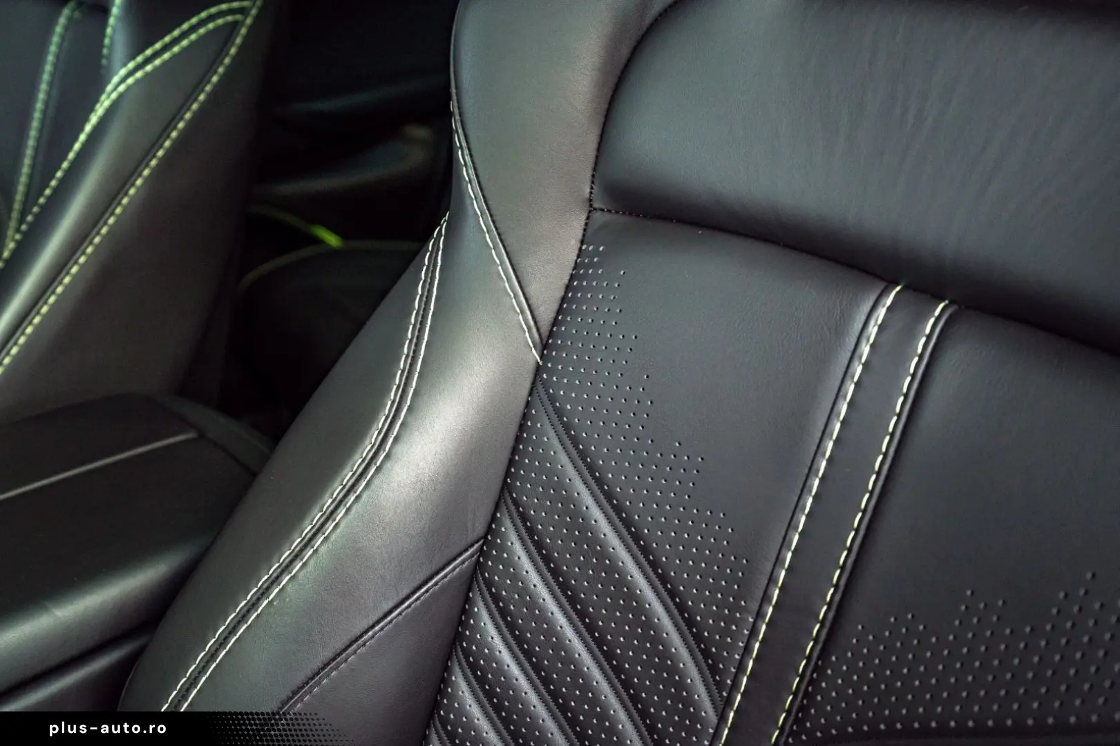 ASTON MARTIN DBX 707 Satinblack Carbon Ext&Int