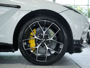 ASTON MARTIN DBX 707 4.0 V8  Carbon .  23