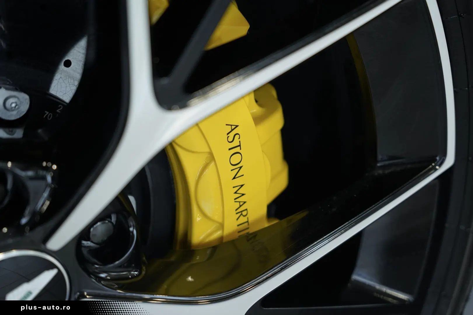 ASTON MARTIN DBX 707 4.0 V8  Carbon .  23