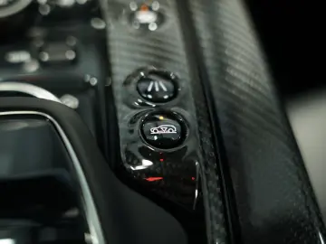 ASTON MARTIN DBX 707 4.0 V8  Carbon .  23