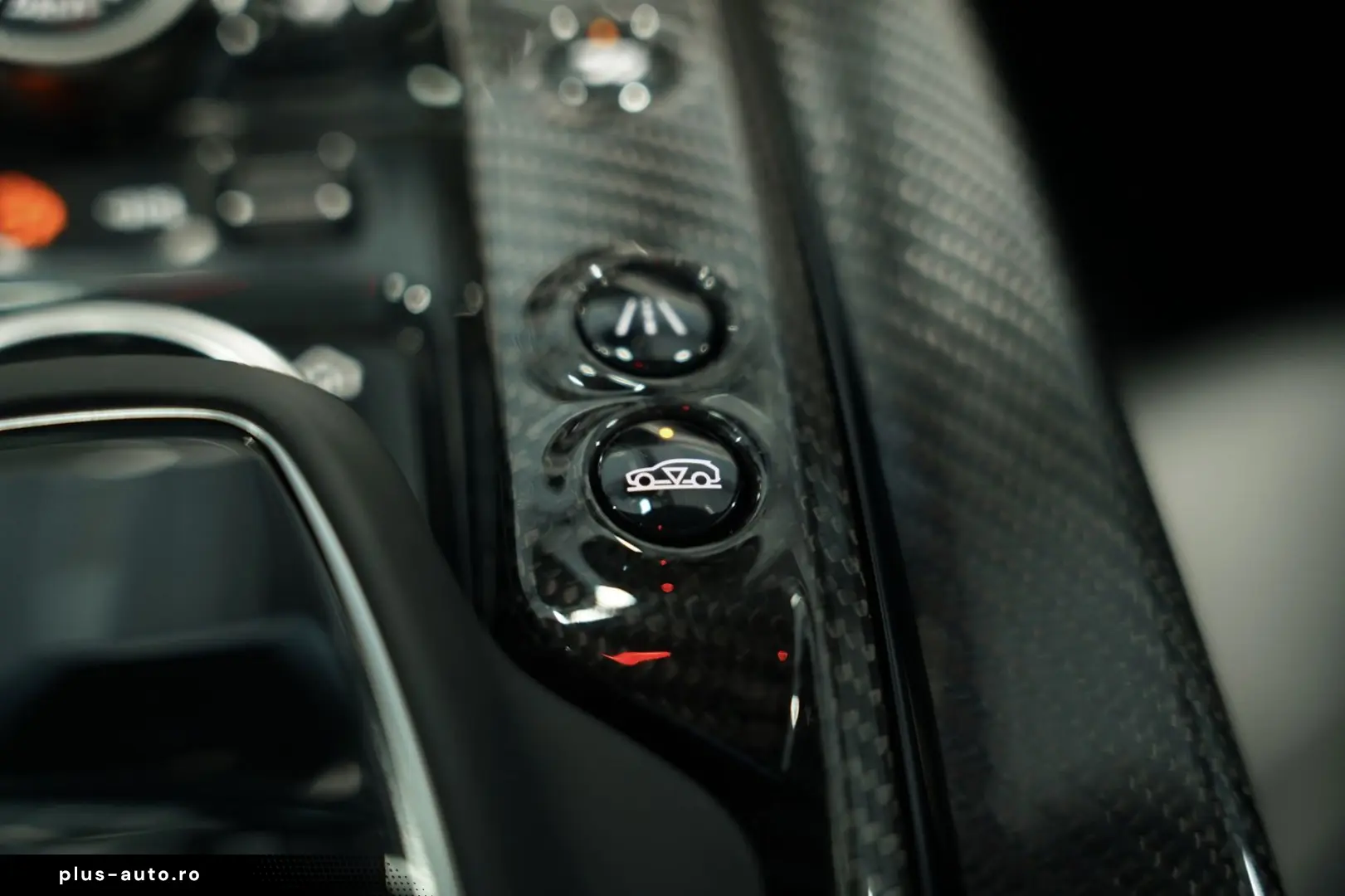 ASTON MARTIN DBX 707 4.0 V8  Carbon .  23
