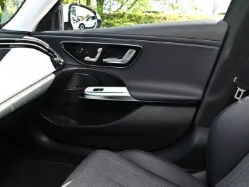 MERCEDES-BENZ E 300 e 4M Avantgarde Advanced  LED Ka…