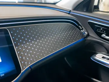 MERCEDES-BENZ E 220 d 4M Avantgarde Advanced  LED Ka…