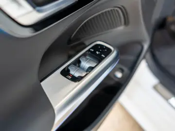 MERCEDES-BENZ E 220 d 4M Avantgarde Advanced  LED Ka…