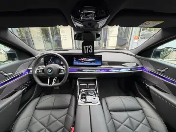 BMW 740d xDrive M Sport PanoSky StHzg B&W Autobahnas
