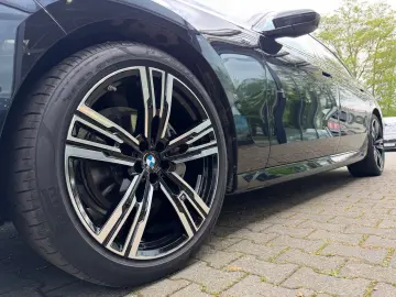 BMW 740d xDrive M Sport PanoSky StHzg B&W Autobahnas