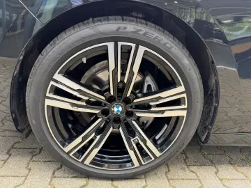 BMW 740d xDrive M Sport PanoSky StHzg B&W Autobahnas