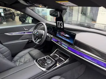 BMW 740d xDrive M Sport PanoSky StHzg B&W Autobahnas