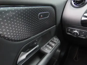 MERCEDES-BENZ GLA 180 Autom. Teilleder Sitzheizung Kamera