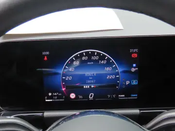 MERCEDES-BENZ GLA 180 Autom. Teilleder Sitzheizung Kamera