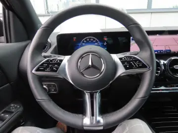 MERCEDES-BENZ GLA 180 Autom. Teilleder Sitzheizung Kamera