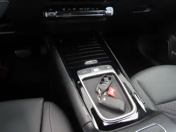 MERCEDES-BENZ GLA 180 Autom. Teilleder Sitzheizung Kamera