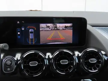 MERCEDES-BENZ GLA 180 Autom. Teilleder Sitzheizung Kamera