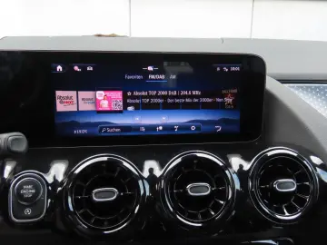 MERCEDES-BENZ GLA 180 Autom. Teilleder Sitzheizung Kamera