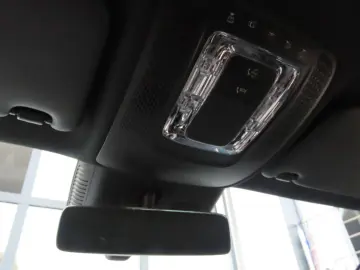MERCEDES-BENZ GLA 180 Autom. Teilleder Sitzheizung Kamera