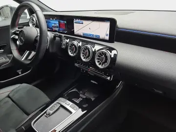 MERCEDES-BENZ DCT AMG LINE NAVI LED