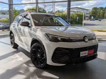 VW Tiguan 2.0TDI R-Line 4M Pano Black AHK Matrix 20