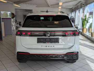 VW Tiguan 2.0TDI R-Line 4M Pano Black AHK Matrix 20