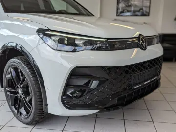 VW Tiguan 2.0TDI R-Line 4M Pano Black AHK Matrix 20